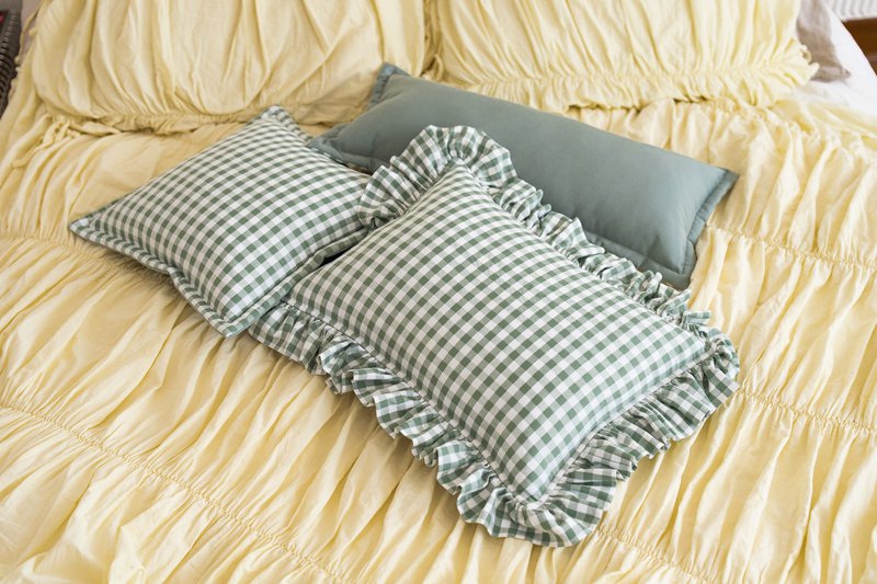 Decorative pillow with ruffle "Sage check"