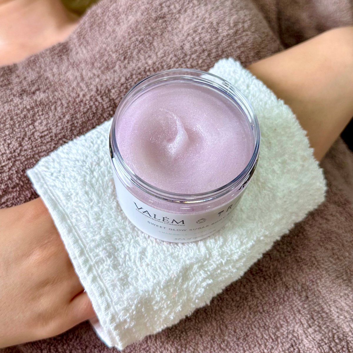 Sweet Glow Sugar Cody Scrub - Róża, rumianek i konopie - 200 ml | Exfoliate, Nourish & Brighten | Holistyczny rytuał spa