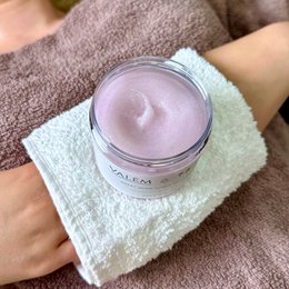 Sweet Glow Sugar Cody Scrub - Róża, rumianek i konopie - 200 ml | Exfoliate, Nourish & Brighten | Holistyczny rytuał spa