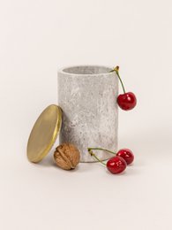 Mittlere zylindrische Box aus Stein mit kupferfarbenem, messingbeschichtetem Deckel