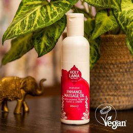 Ayurvedic massage oil with ylang-ylang and jasmine, vegan, enhances relaxation.
