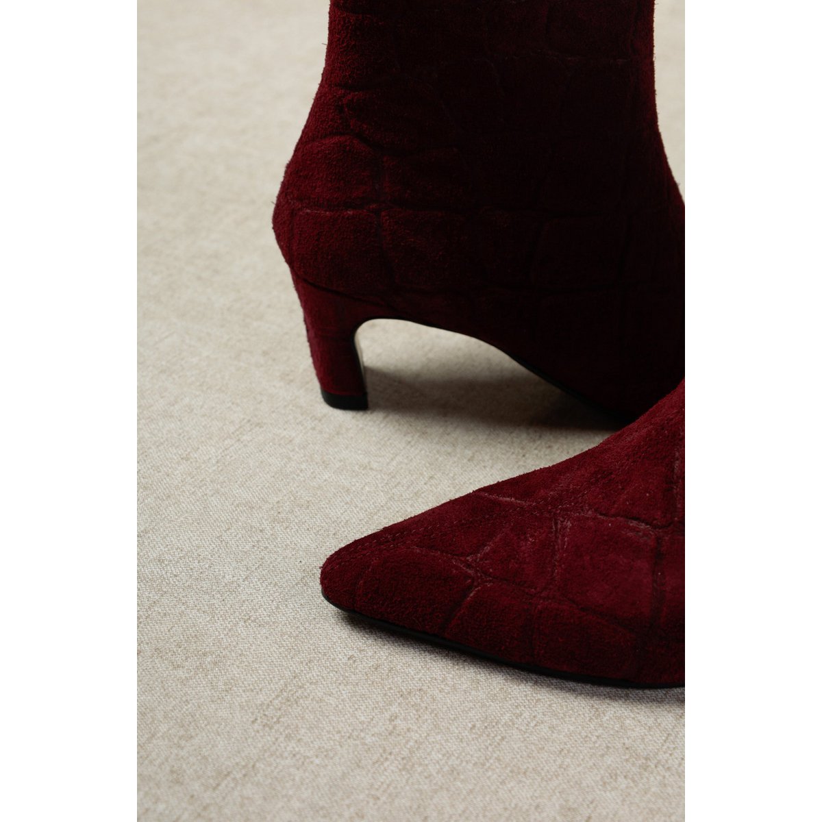 DINA BOURGUNDY CROCO SUEDE – Suède laarzen met hak in reliëf