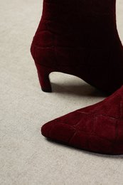 DINA BOURGUNDY CROCO SUEDE – Suède laarzen met hak in reliëf