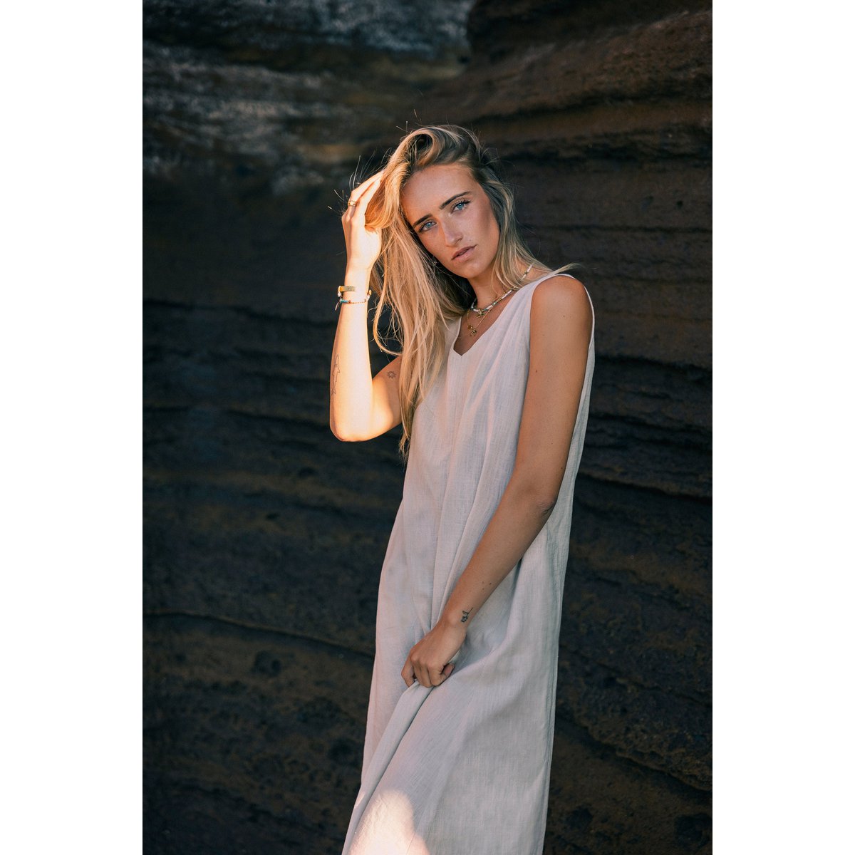 SUNSET — Vestido midi de lino sin mangas con cuello en V