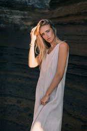 SUNSET — Vestido midi de lino sin mangas con cuello en V