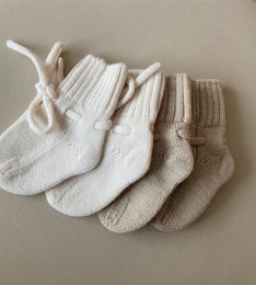 Klapki bootie z wełny merynosów w kolorze ecru