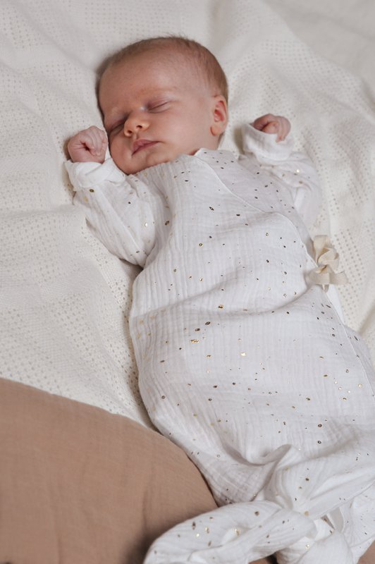 Økologisk muslin baby kimono-kjole – blødt nyfødt-outfit, knudret babykjole, neutralt tøj til nyfødte, babyshowergave – hvide gyldne prikker