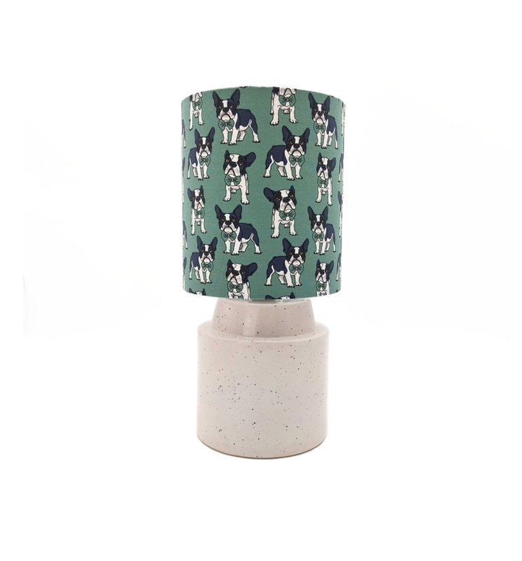 Boho, boho chic blanco - lámpara de mesa de cerámica de pirita blanca con tono de tela de batería de bulldog francés figurado y estampado