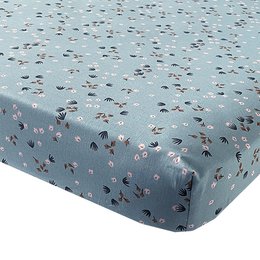 Fitted sheet in a light blue color with a subtle floral pattern. Made of high-quality cotton material for a comfortable and durable sleep experience.