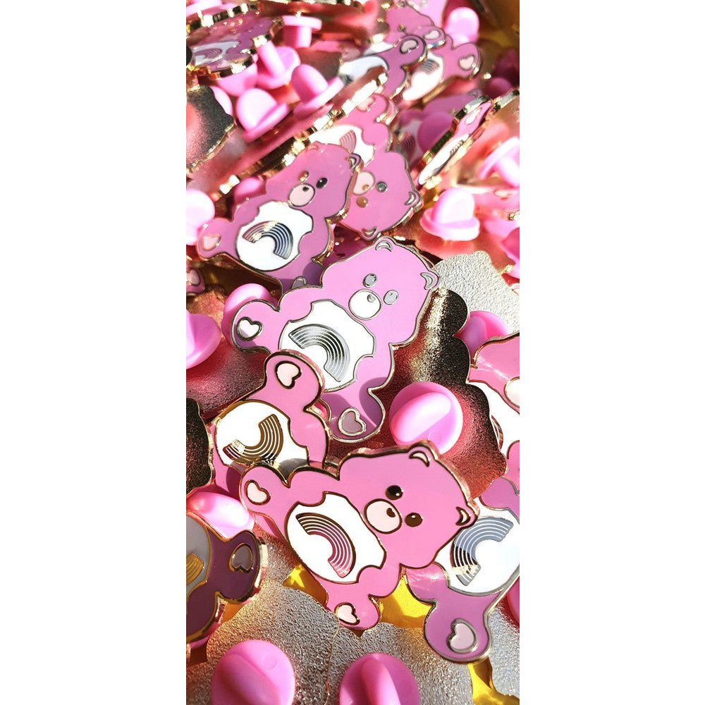 Pin Care Bear pink sender regnbuer