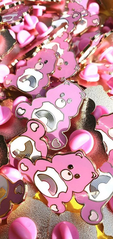 Pin Care Bear pink sender regnbuer