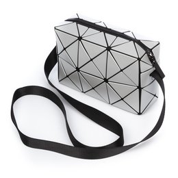 Iria Quintana ASO Crossbody Bag con diseño geométrico. 17.5x6x11.5 cm.