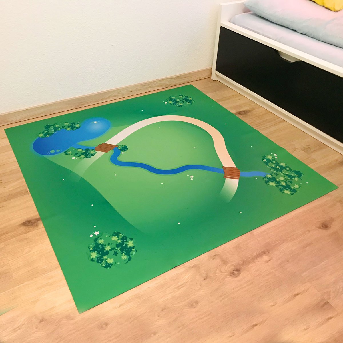 Mata do zabawy - Duży krajobraz ze strumieniem 110cm x 110cm