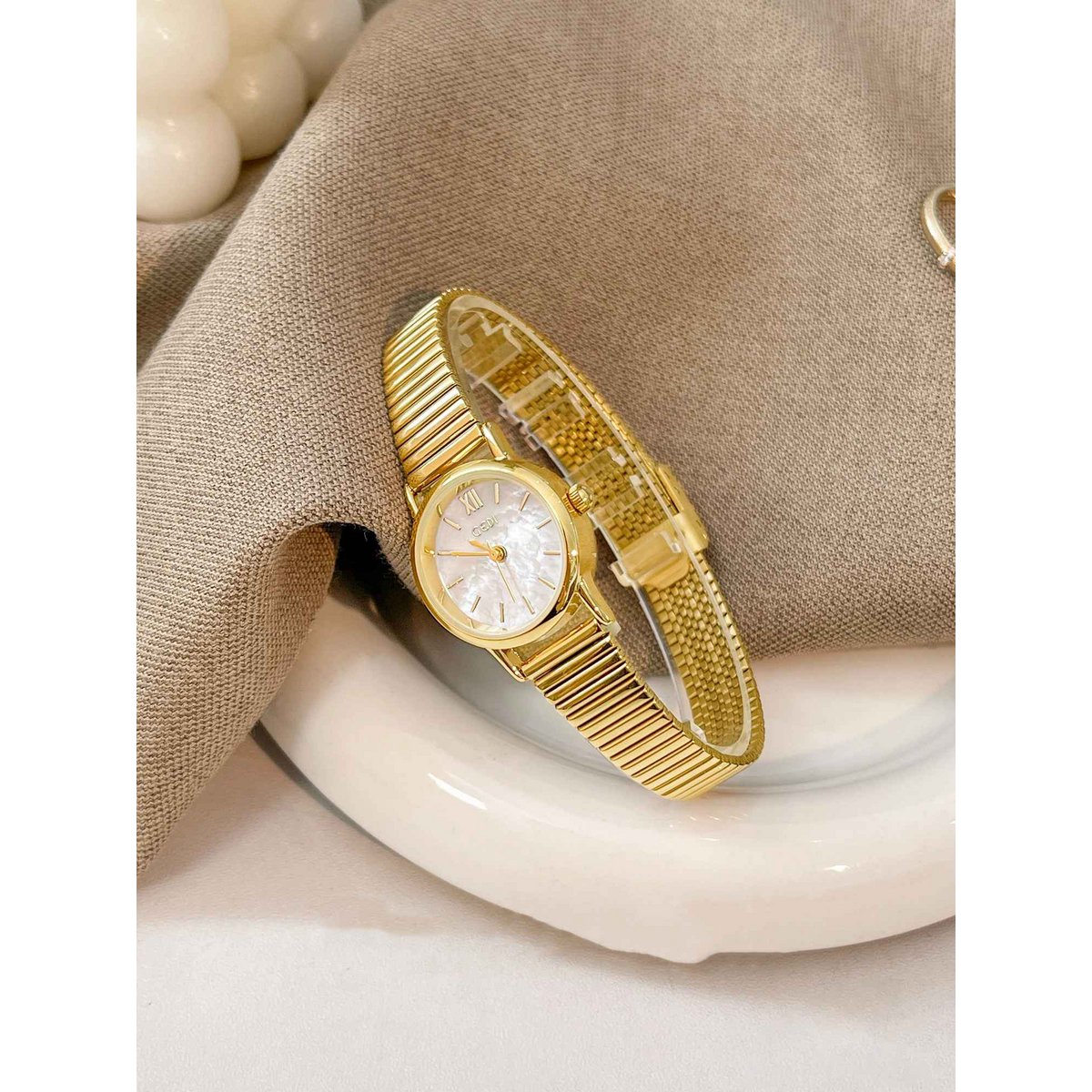 Lajas - Klassiek gouden quartzhorloge met ronde kast
