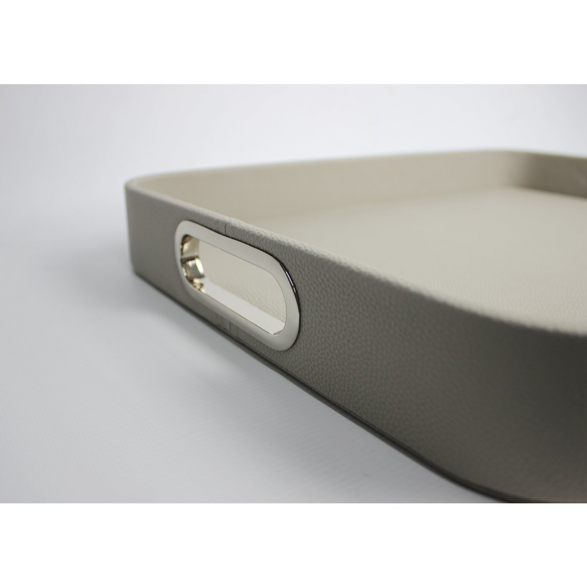 Tablette en cuir synthétique gris clair en cuir lisse avec poignées en acier inoxydable 45 × 33 × 6cm