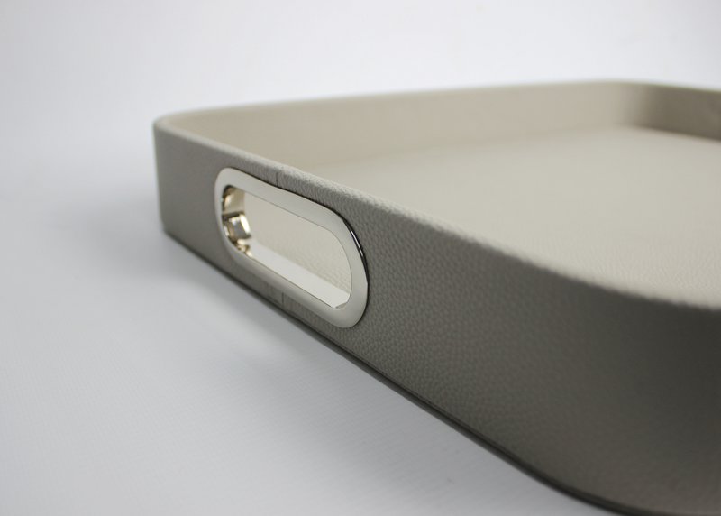 Tablette en cuir synthétique gris clair en cuir lisse avec poignées en acier inoxydable 45 × 33 × 6cm