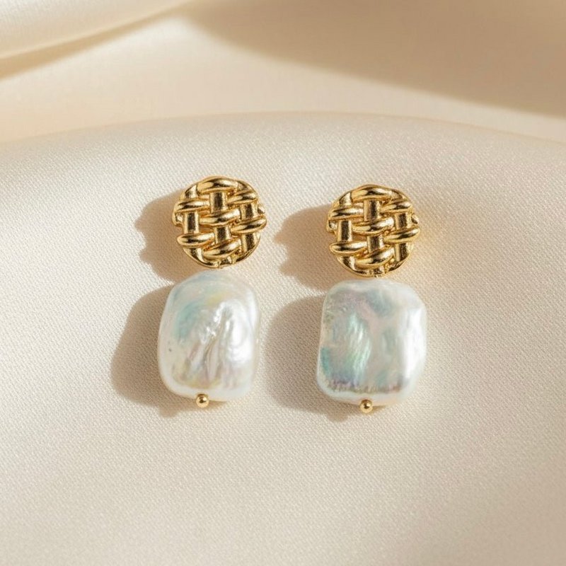 ARYA – Ohrringe mit rechteckiger Barockperle und Goldnadel