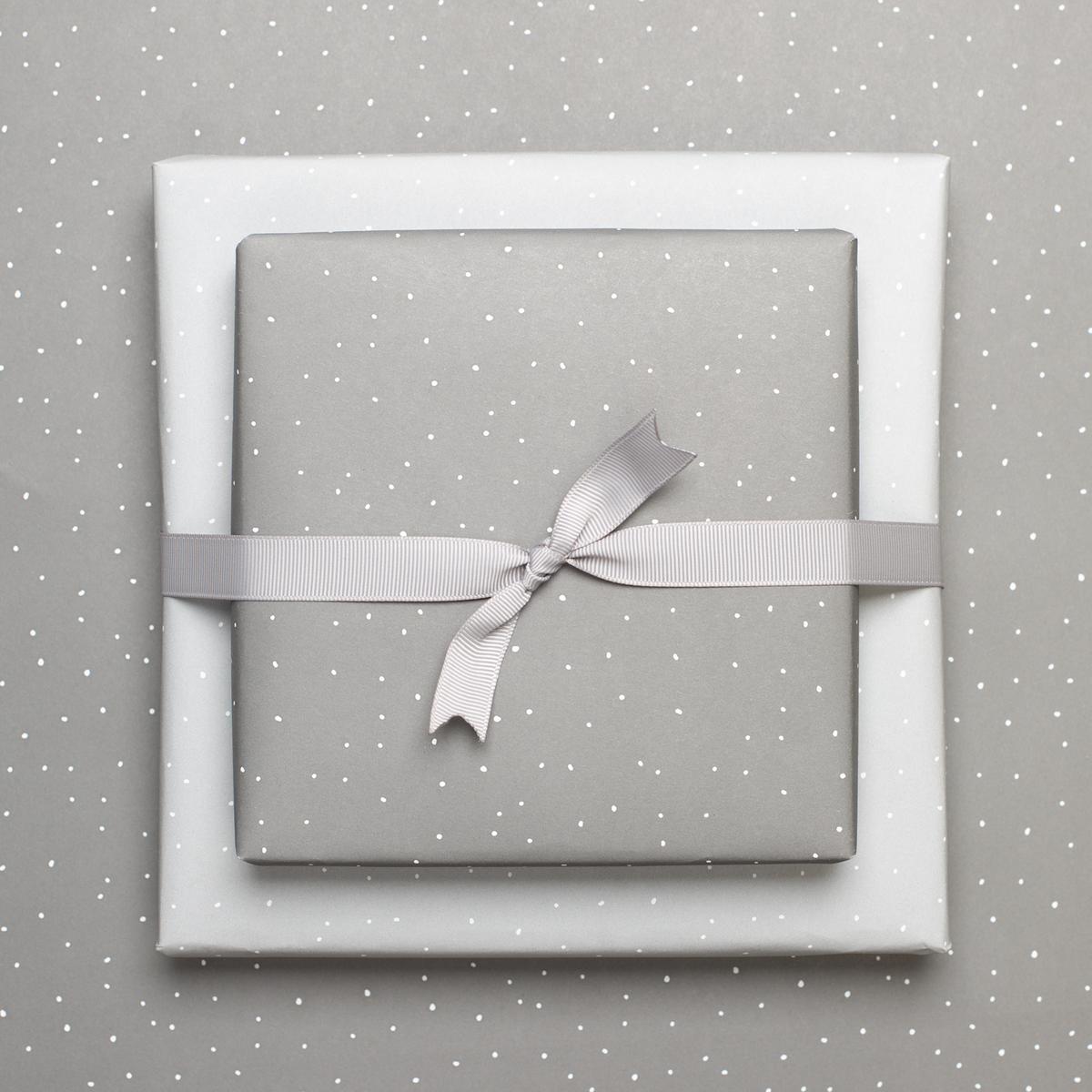 Lichtgrijs verpakking papier met punten - ideaal als inpakpapier voor bruiloft of voor geschenken voor geboorte of doop, neutraal inpakpapier