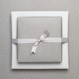 Lichtgrijs verpakking papier met punten - ideaal als inpakpapier voor bruiloft of voor geschenken voor geboorte of doop, neutraal inpakpapier