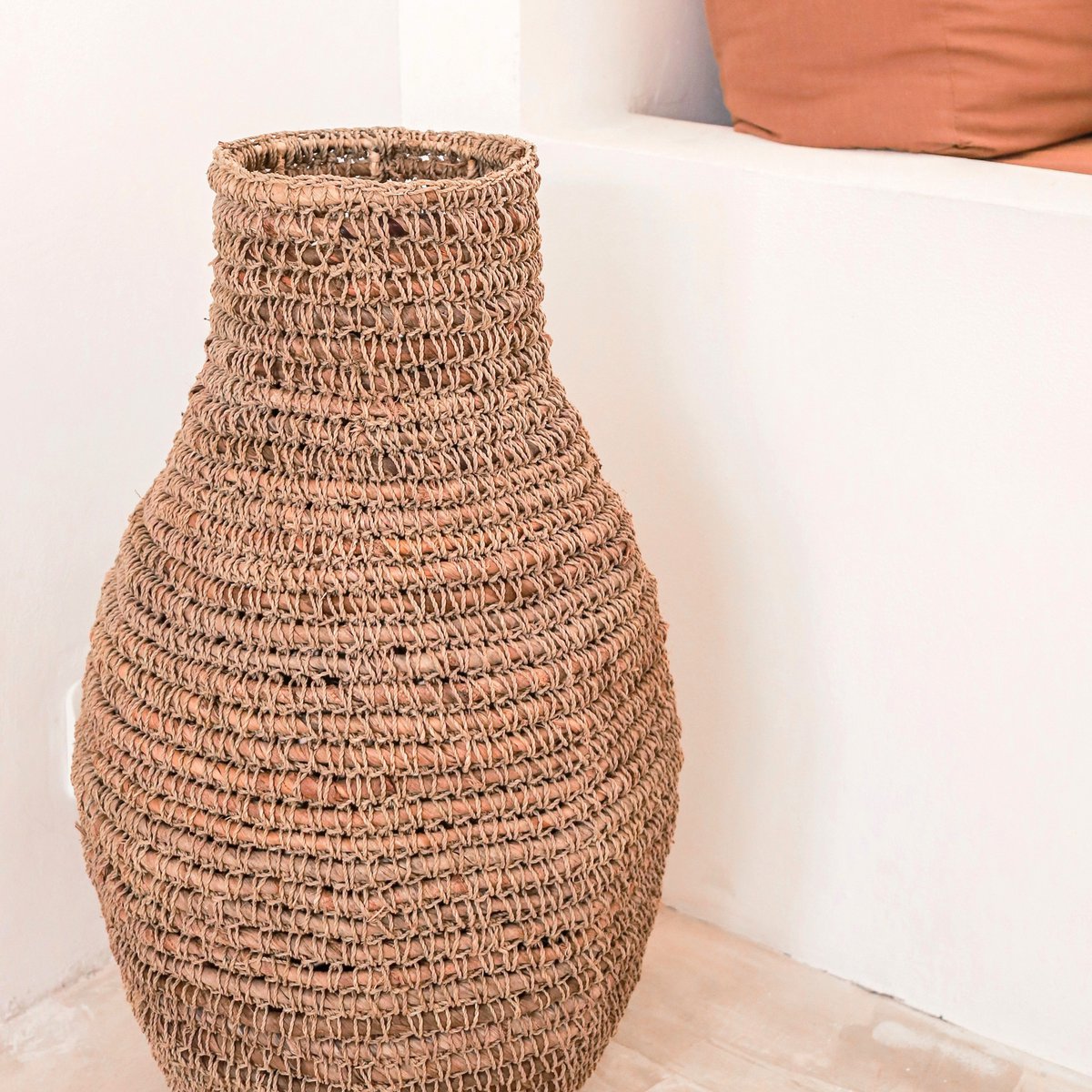 Jarrón Boho Tejido SAKRA de Fibra de Plátano y Rafia