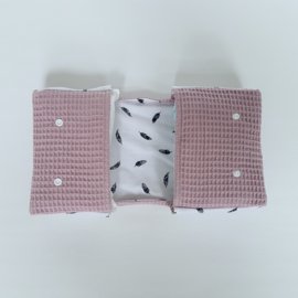 Pokrowiec na pieluchy Wafel Stary Róż / Pióra Czarno-Biały