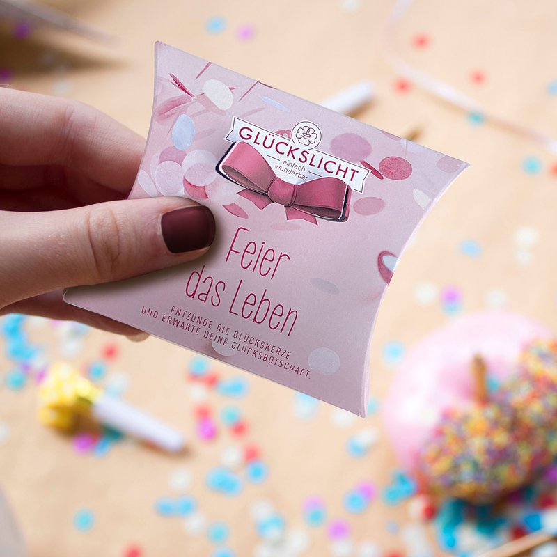 Glad lys / I gaveæsken med en udskåret sløjfe 🎀 / Følelser / Fejr livet