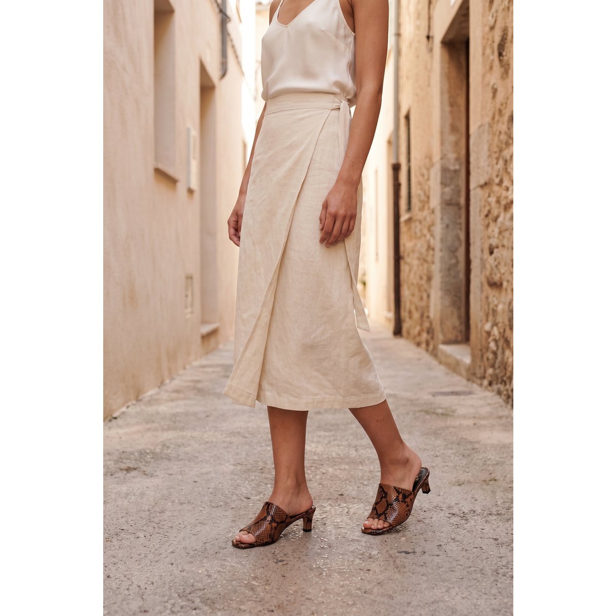 VIVIAN DOVER – Mules aus Leder mit Schlangenprägung und diagonalem Kitten-Heel