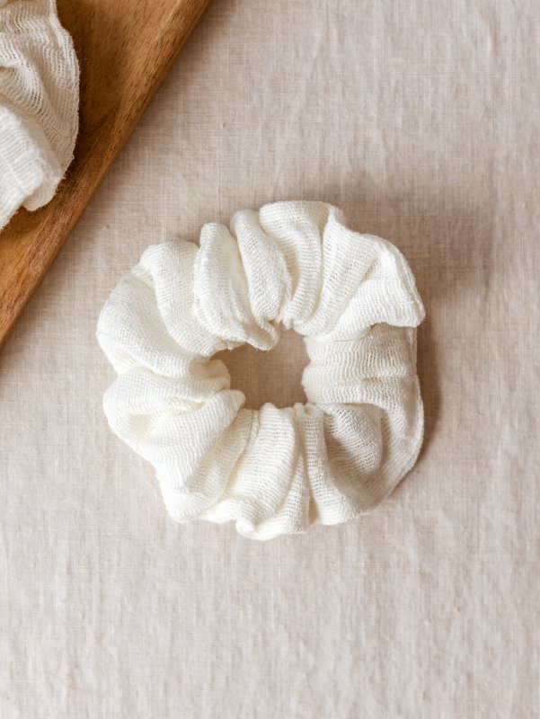 Bred scrunchie / elfenben gasbind