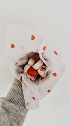 Fragrant wax melts in a heart-shaped box, available in Sweetheart and Séduction scents.