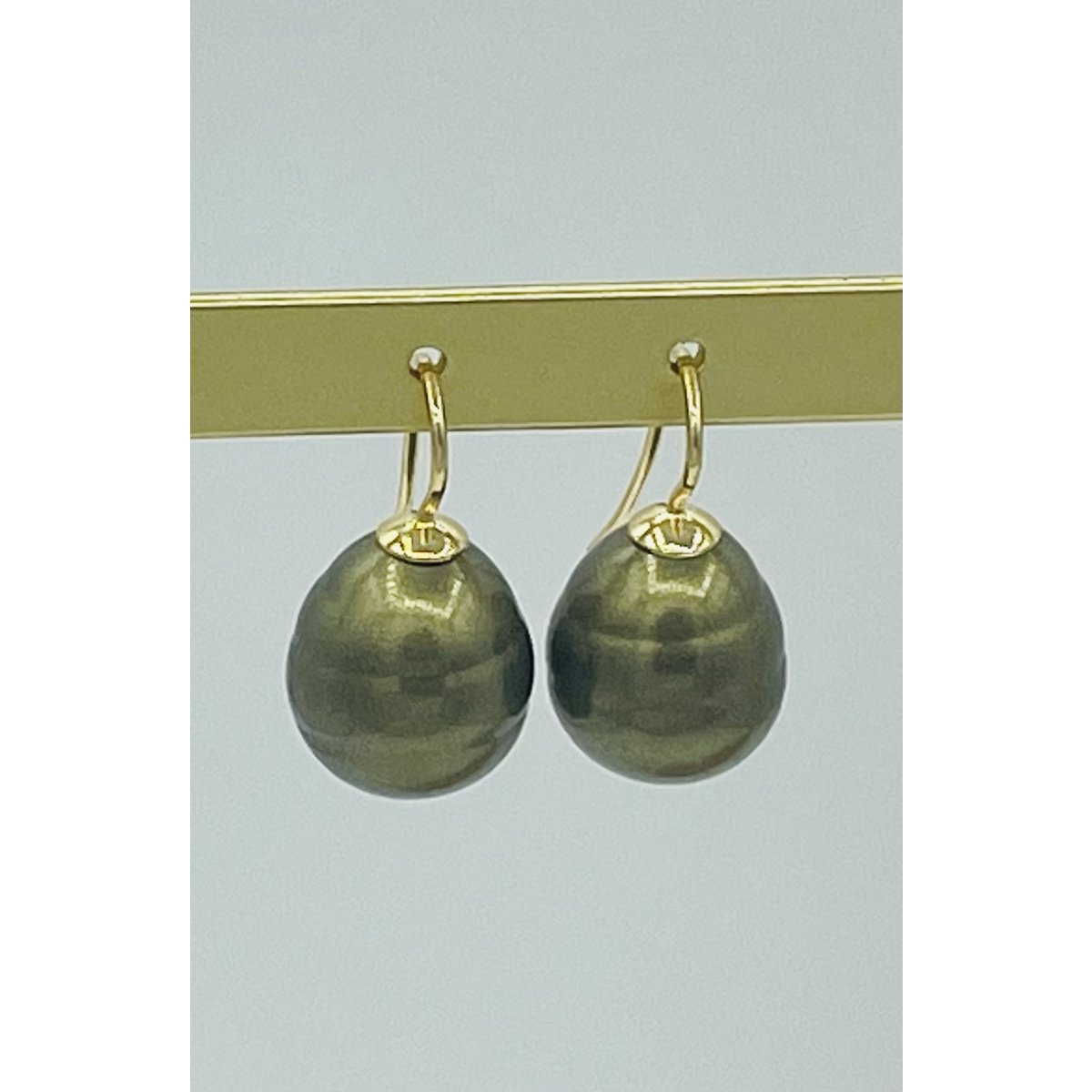 Pearl earrings classic