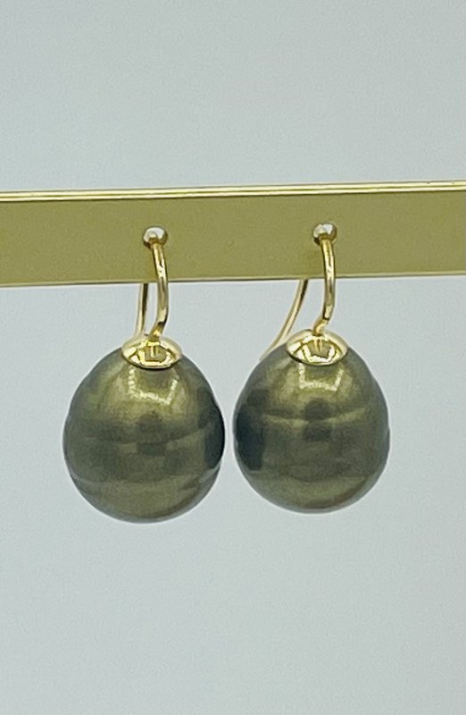 Pearl earrings classic