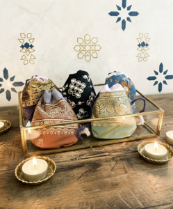 Fig fragrance powder in handmade silk sachet (6 assorted pieces).