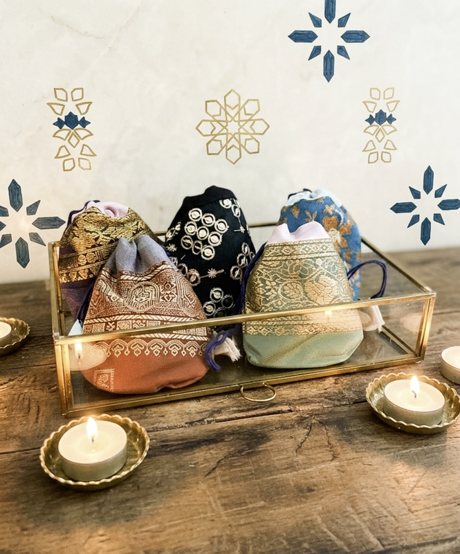 Fig fragrance powder in handmade silk sachet (6 assorted pieces).