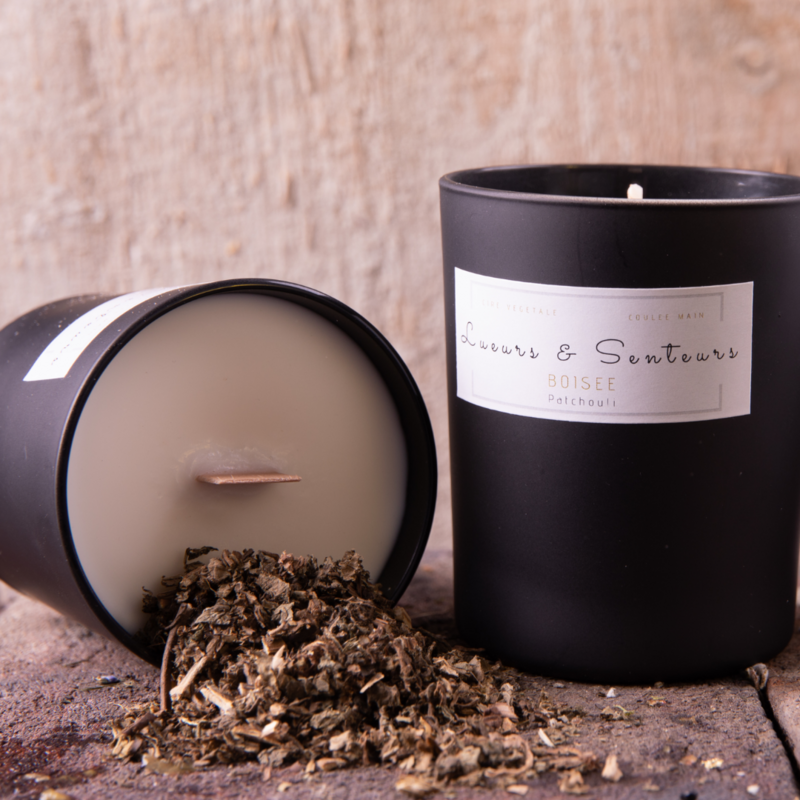 Candela in legno di patchouli con stoppino