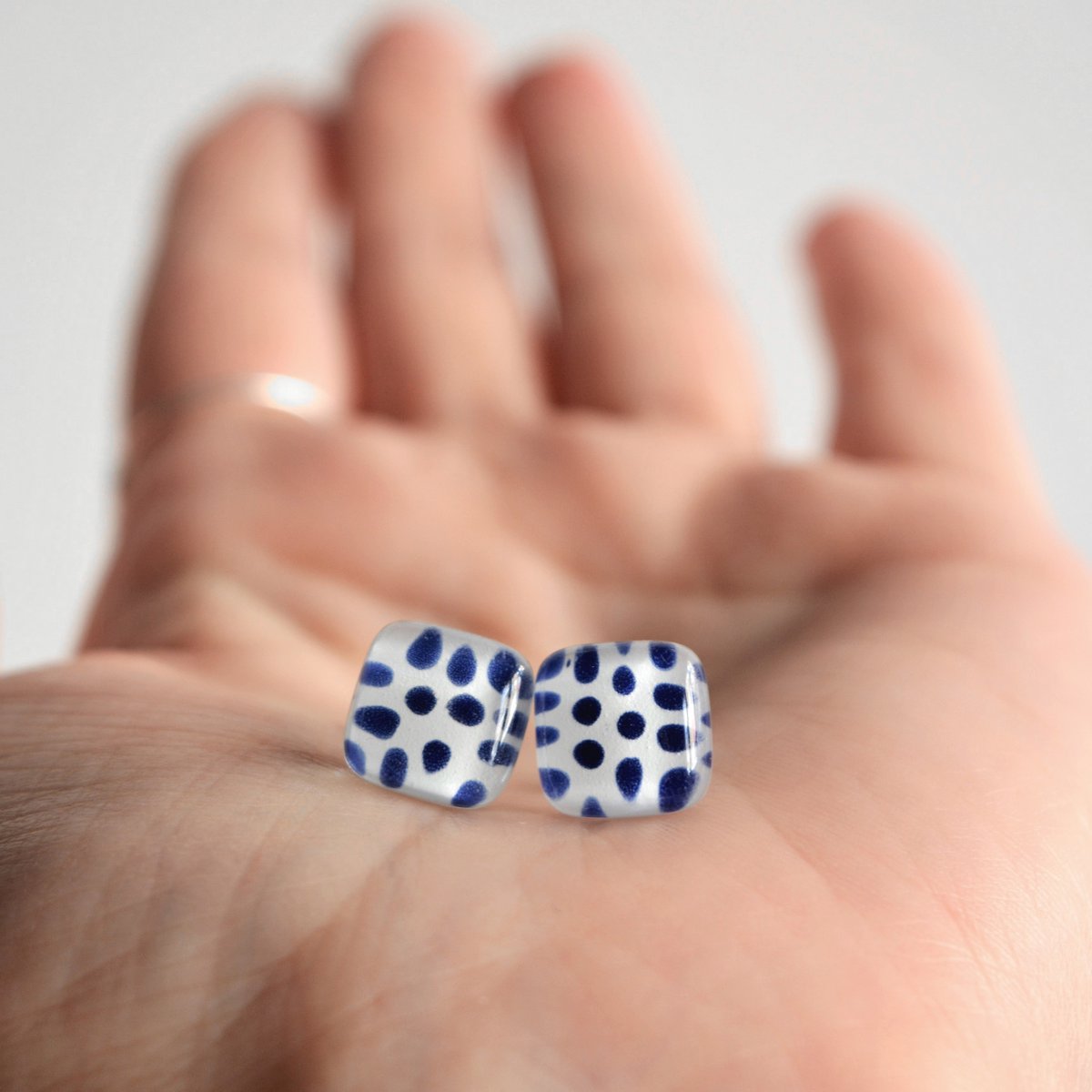 Kleine kobaltblauwe Polka Dot-oorbellen met sterlingzilveren paaltjes
