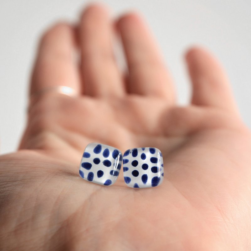 Små koboltblå Polka Dot øreringe med pæle i sterlingsølv