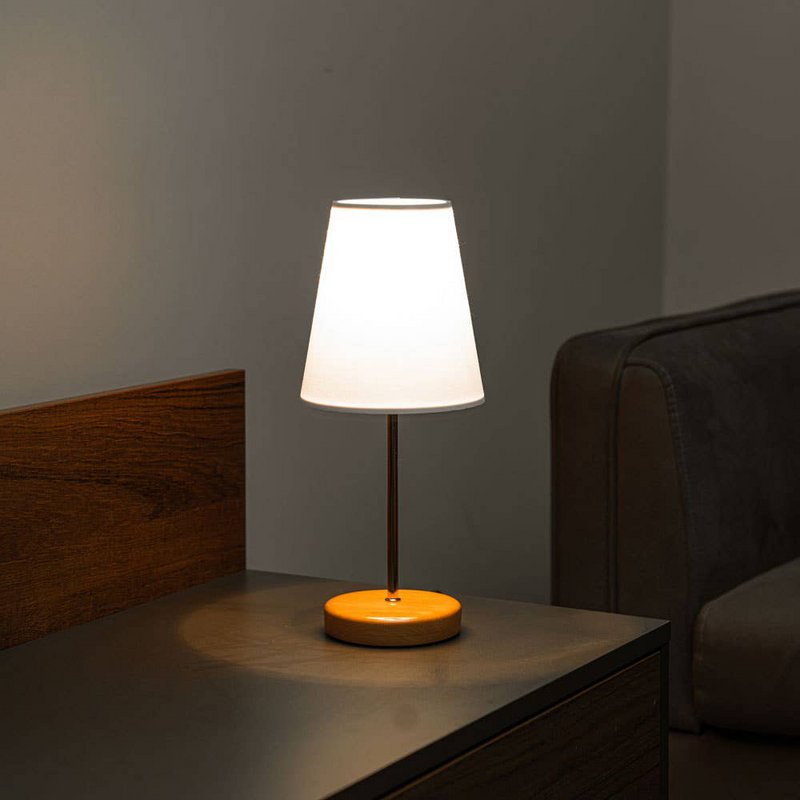 Drewniany abażur Lampa stołowa Biały Kapelusz Brązowy korpus