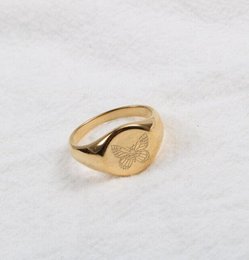 Lucy - Anillo de oro con mariposa de sello