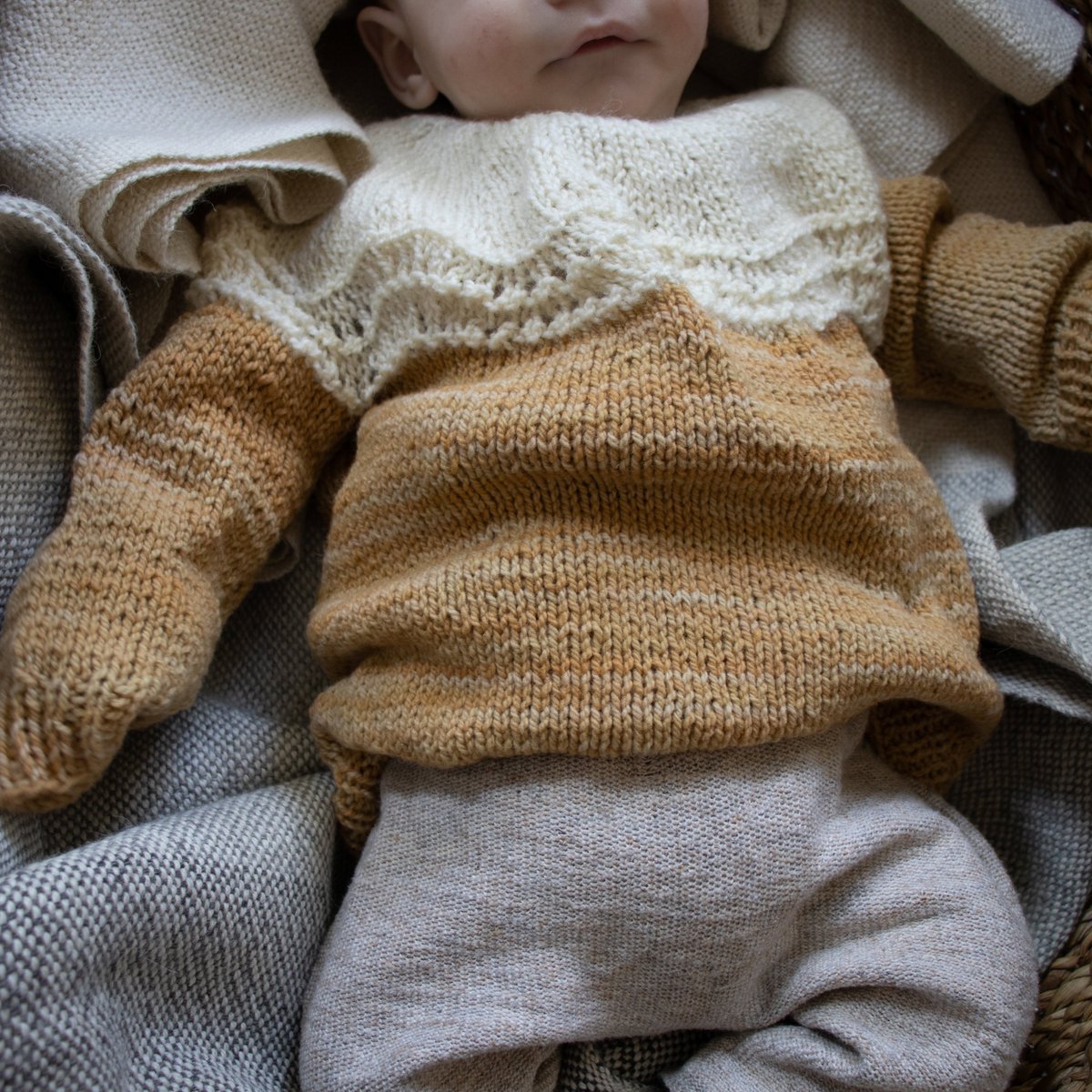 Two-tone pullover