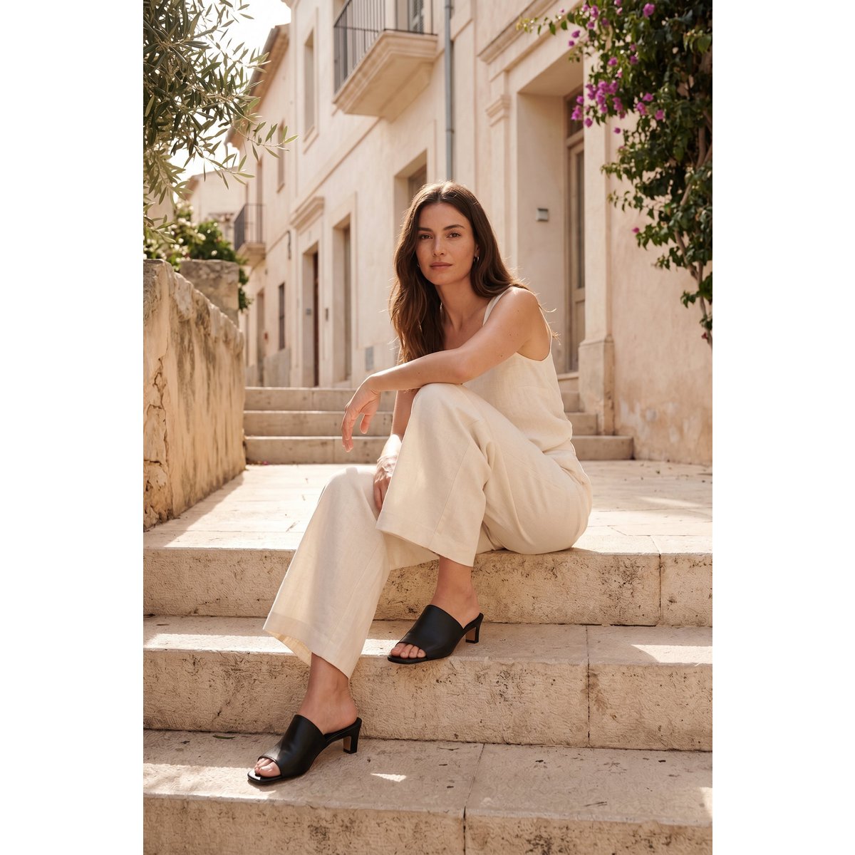 VIVIAN BLACK – Leder-Mules mit diagonalem Kitten-Heel