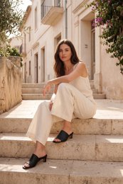 VIVIAN BLACK – Leder-Mules mit diagonalem Kitten-Heel