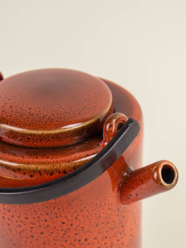 Laterite theepot van Hoa Bien met zwart messing handvat
