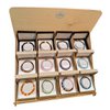 Display met variatie dames- en heren armbanden van natuursteen