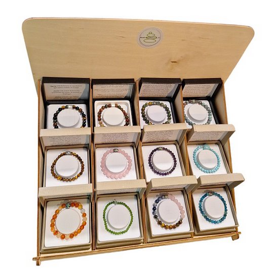 Anzeige mit Variation von Frauen- und Herrenarmbändern von Naturstein