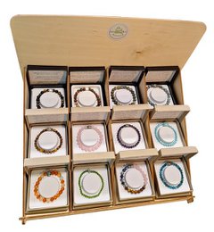 Anzeige mit Variation von Frauen- und Herrenarmbändern von Naturstein