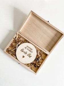 Box with pregnancy announcement circle ''Hooray you're going to be a big sister!''