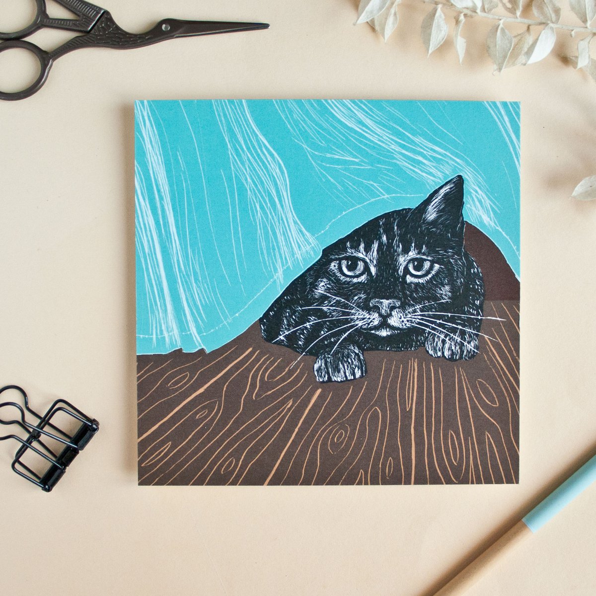Quadratische Postkarte Katze & Vorhang