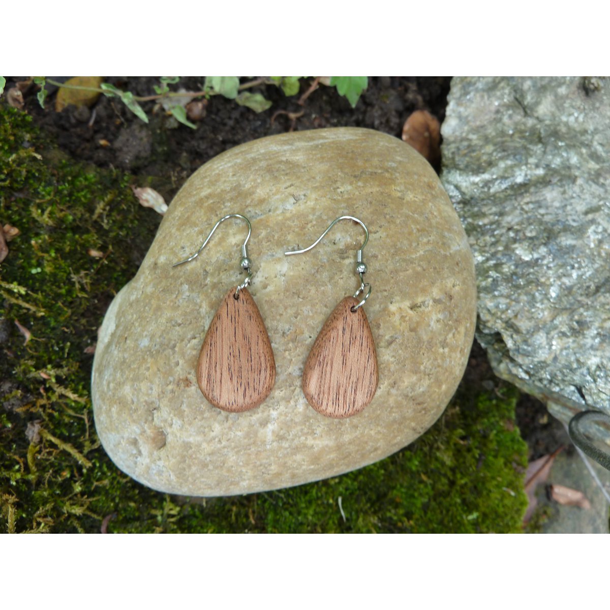 Hängeohrringe in Tropfenform aus edlem Mahagoni Holz, sehr leicht, matt geölte Oberfläche