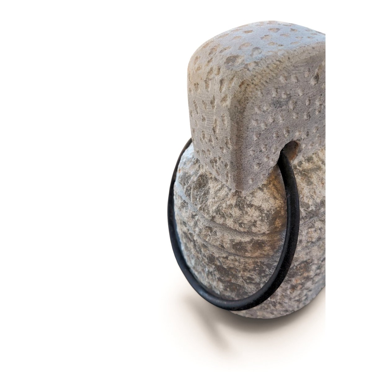 V.l24 Türstopper aus Stein mit Ring aus gealtertem Eisen