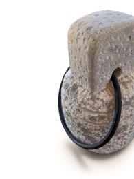 V.l24 Türstopper aus Stein mit Ring aus gealtertem Eisen